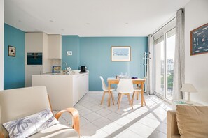 Dining - Beachfront, apartment in Dinard town centre (Dinard)