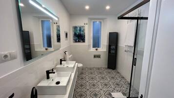 House, Garden View | Bathroom | Hair dryer, towels, soap, shampoo