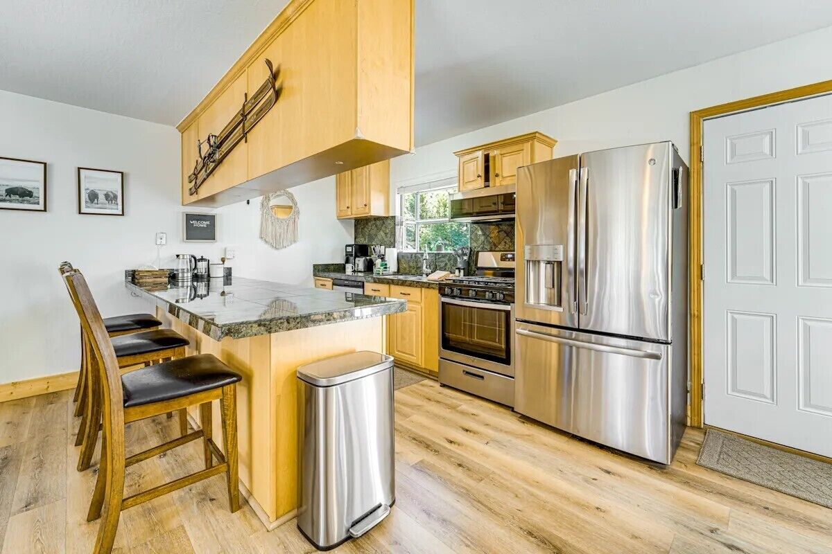 Frigorífico, microondas, horno y placa de cocina