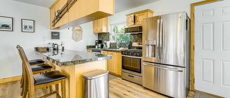 Frigorífico, microondas, horno y placa de cocina