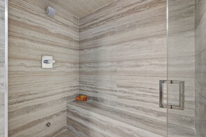 Shower, hair dryer, towels, soap - Beachfront City Escape (Fort Lauderdale)