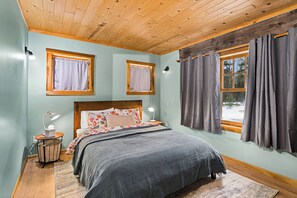 4 bedrooms, iron/ironing board, Internet, bed sheets