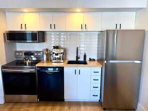 Réfrigérateur, four à micro-ondes, un four, surface de cuisson