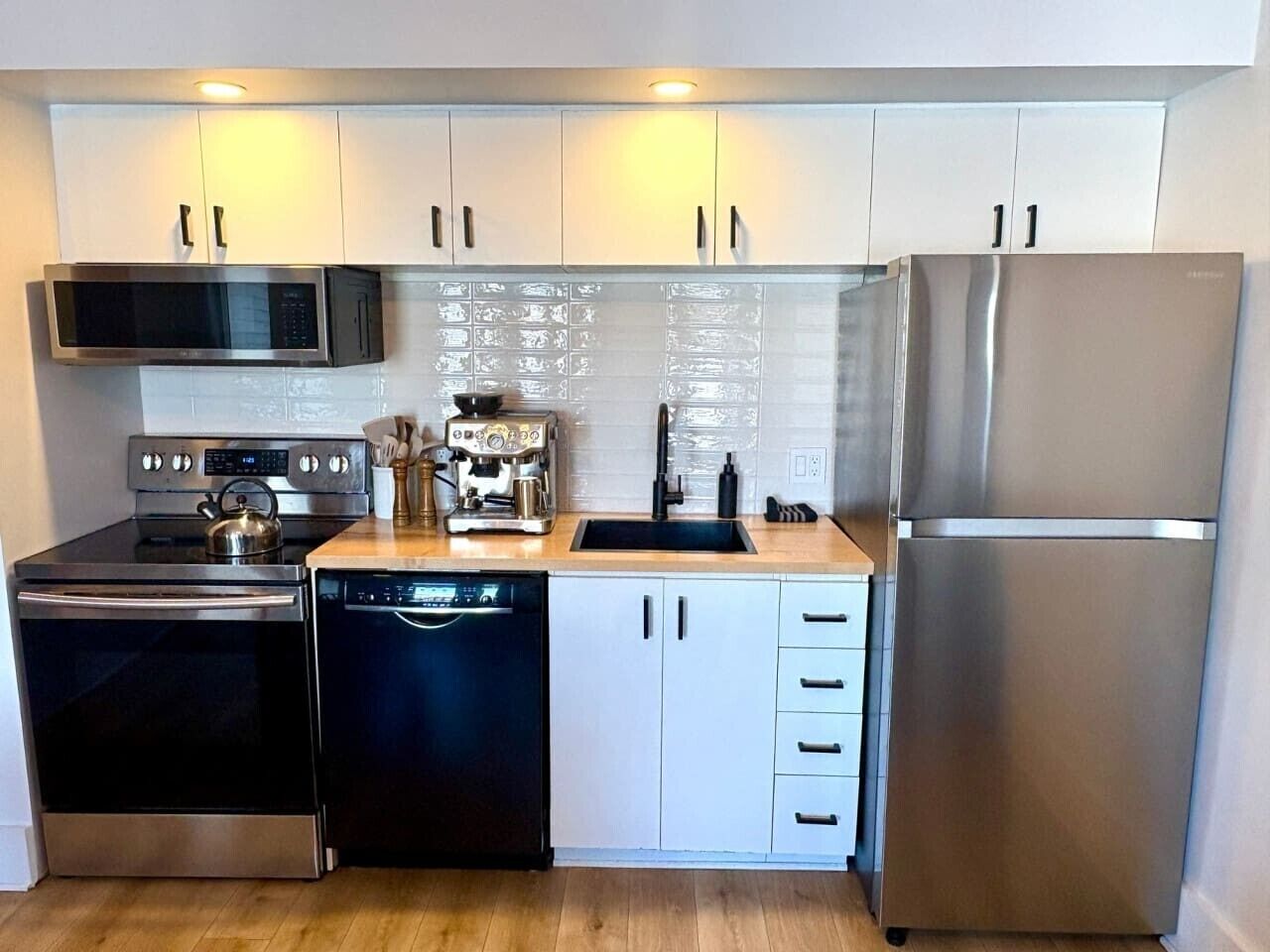 Coffee/tea maker, fridge, microwave, oven