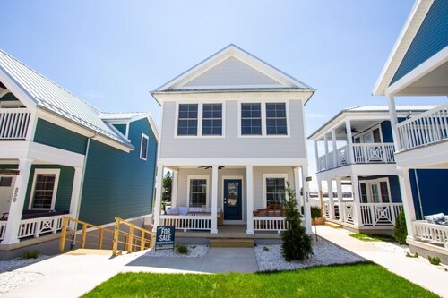 Coastal Charm: 2 Bed/1.5 Bath Lakeside Cottage!