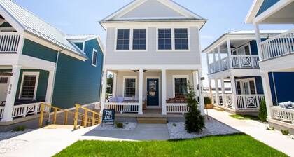 Coastal Charm: 2 Bed/1.5 Bath Lakeside Cottage!