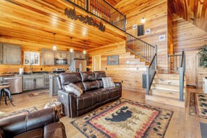 Smart TV - 3BR cabin Lookout Mountain! Stunning View, Hot Tub, Fire Pit, Hiking, Fishing (Mentone)