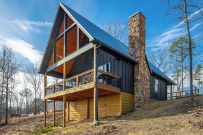 Exterior - 3BR cabin Lookout Mountain! Stunning View, Hot Tub, Fire Pit, Hiking, Fishing (Mentone)