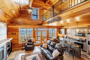 Smart TV - 3BR cabin Lookout Mountain! Stunning View, Hot Tub, Fire Pit, Hiking, Fishing (Mentone)