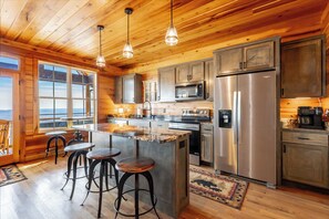Fridge, microwave, oven, stovetop - 3BR cabin Lookout Mountain! Stunning View, Hot Tub, Fire Pit, Hiking, Fishing (Mentone)