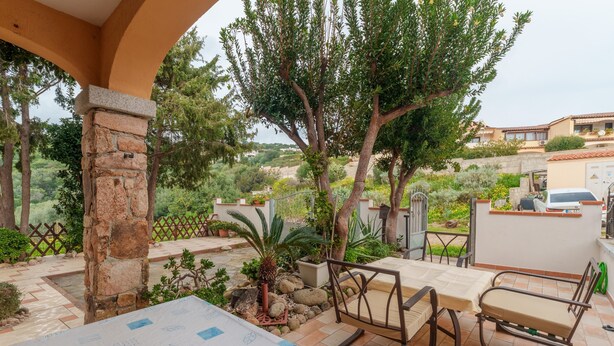 A patio area with a table and chairs, surrounded by plants and a view of the countryside. - Vacation Home 'Villa Marisol Agrustos' with Private Terrace, Wi-Fi and Air Conditioning (Budoni)