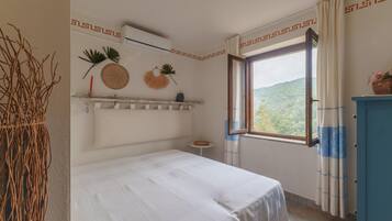 Een strijkplank/strijkijzer, wifi, beddengoed