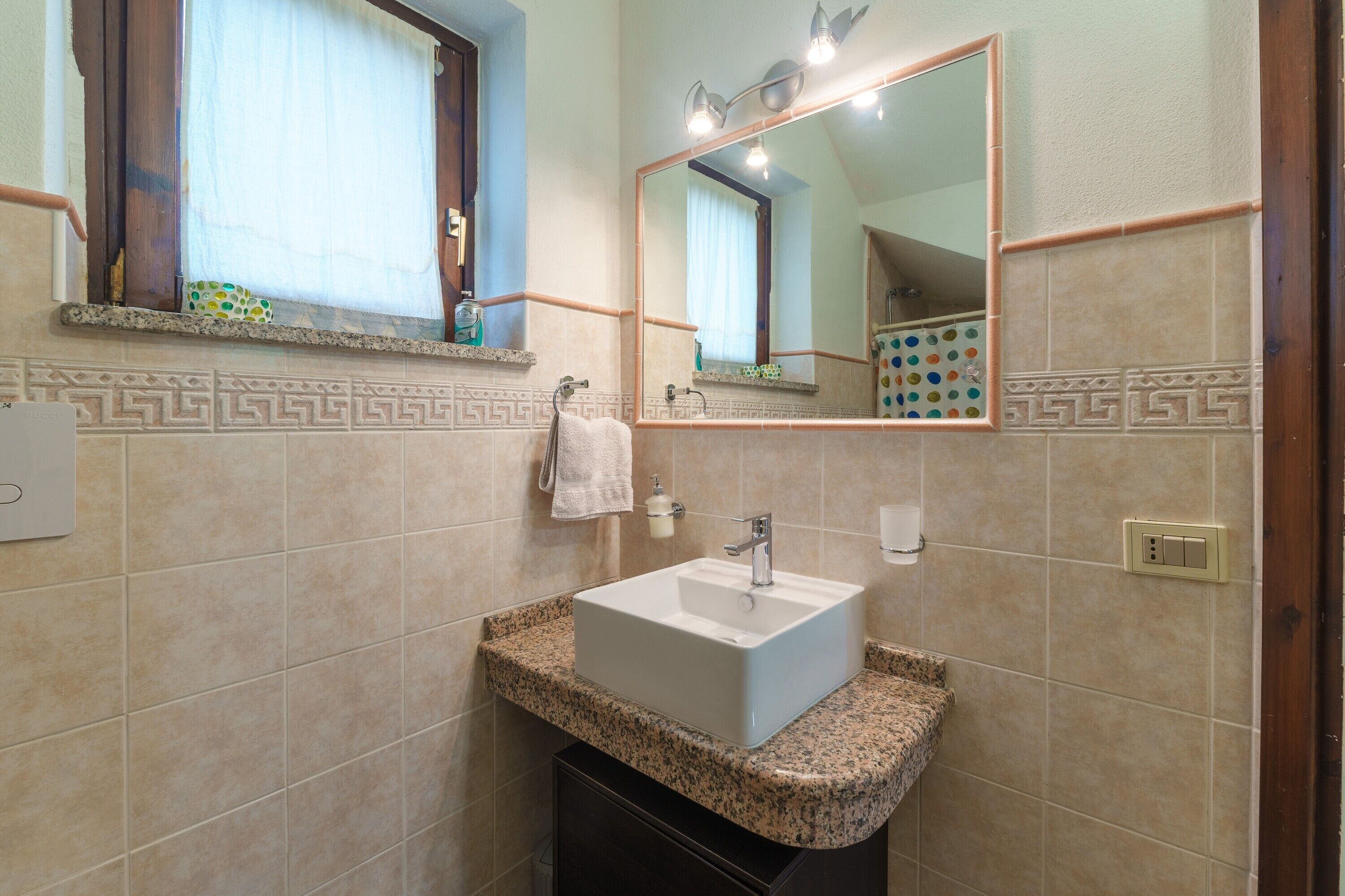 Chuveiro, secador de cabelo, toalhas de banho 