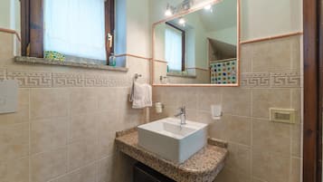 Dusche, Haartrockner, HandtĂŒcher