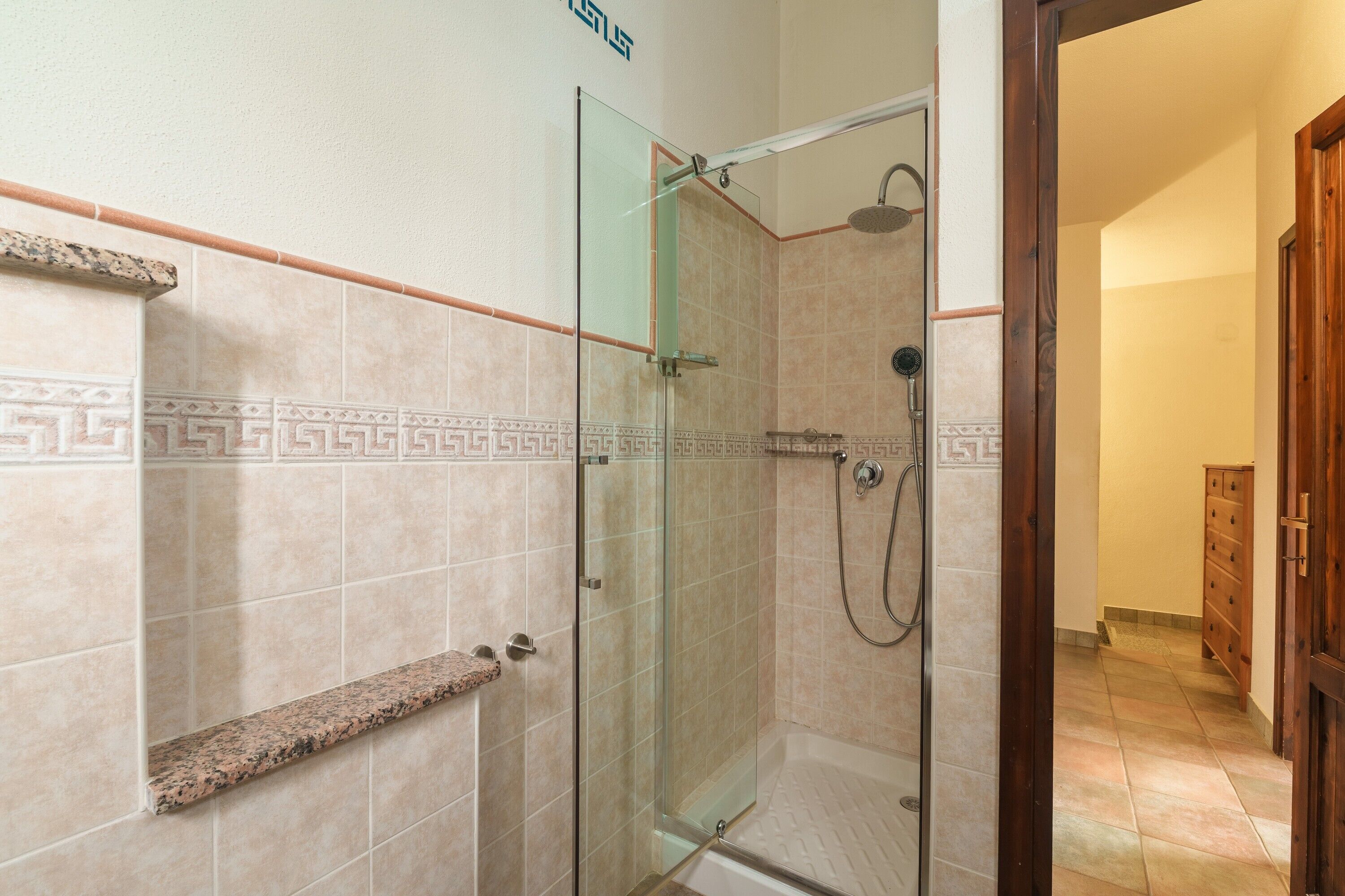 シャワー、ヘアドライヤー、タオル