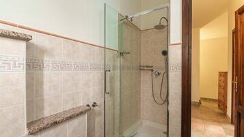 シャワー、ヘアドライヤー、タオル