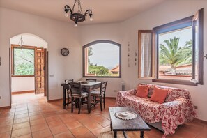TV - Holiday Home 'Villa Romana Porto Istana' with Private Terrace, Wi-Fi & Air Conditioning (Porto Istana)