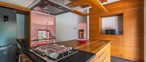 Jääkaappi, mikroaaltouuni, uuni, liesi