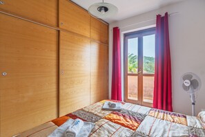 Tabla de planchar con plancha, wifi y ropa de cama 