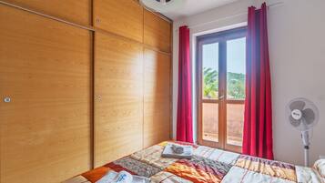 Iron/ironing board, WiFi, bed sheets