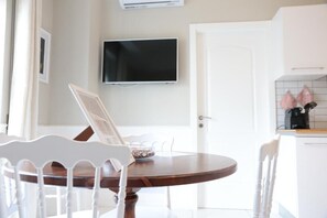 Apartemen Comfort, balkon, pemandangan kota | Tempat makan