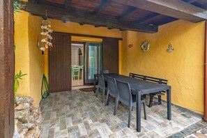 Outdoor dining - Villa Kima Cristallo Sole Ruiu: Mountain View, Wi-Fi, AC, Shared Pool (Sole Ruiu)