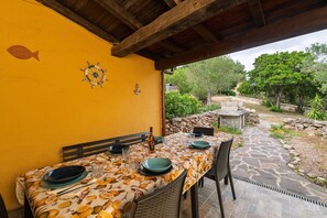 Outdoor dining - Villa Kima Cristallo Sole Ruiu: Mountain View, Wi-Fi, AC, Shared Pool (Sole Ruiu)