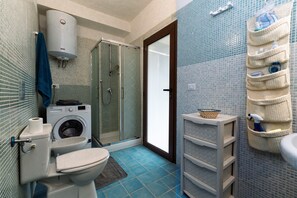 Douche, sèche-cheveux, serviettes fournies