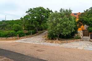Property grounds - Villa Kima Cristallo Sole Ruiu: Mountain View, Wi-Fi, AC, Shared Pool (Sole Ruiu)