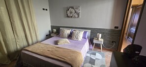 2 bedrooms, iron/ironing board, bed sheets, wheelchair access - Holiday Home 'Villa Smeralda' with Private Terrace and Air Conditioning (Loiri Porto San Paolo)