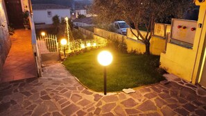 Property grounds - Holiday Home 'Villa Smeralda' with Private Terrace and Air Conditioning (Loiri Porto San Paolo)