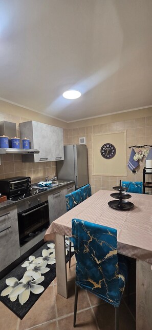 Fridge, microwave, oven, stovetop - Holiday Home 'Villa Smeralda' with Private Terrace and Air Conditioning (Loiri Porto San Paolo)