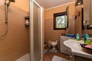Een douche, een haardroger, handdoeken