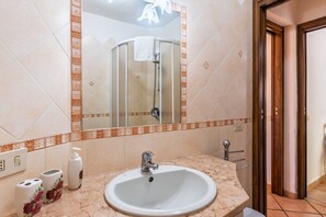 Shower, hair dryer, towels - Villetta Mirto Pittulongu: Holiday Home with Wi-Fi and Air Conditioning (Pittulongu)