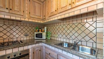 KĂŒhlschrank, Mikrowelle, Ofen, Herdplatte