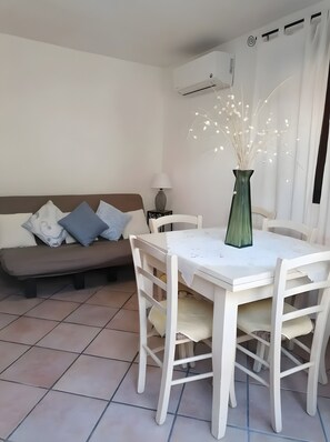 Dining - Villetta Mirto Pittulongu: Holiday Home with Wi-Fi and Air Conditioning (Pittulongu)