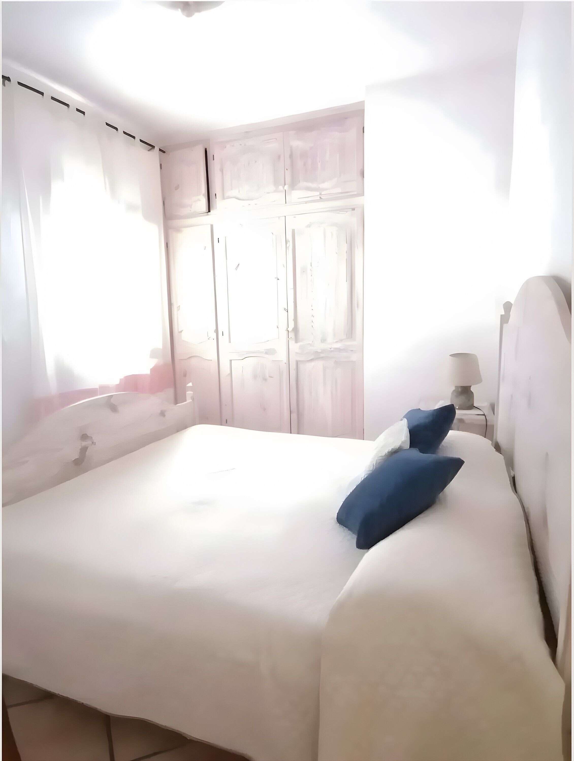 Een strijkplank/strijkijzer, wifi, beddengoed