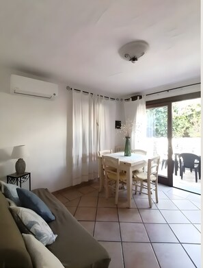 Interior - Villetta Mirto Pittulongu: Holiday Home with Wi-Fi and Air Conditioning (Pittulongu)