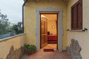 Exterior detail - Holiday Home 'Villa Rubino with Terrace (Loiri Porto San Paolo)