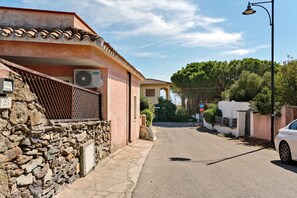 Property grounds - Holiday Home 'Villa Oliva Pittulongu' with Sea View, Wi-Fi and Air Conditioning (Pittulongu)