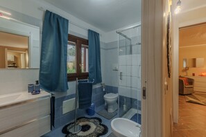 Dusche, Haartrockner, Handtücher