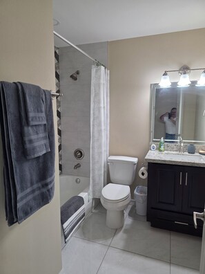 Dusche, Handtücher, Toilettenpapier