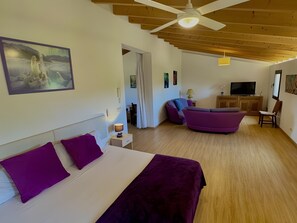 Tabla de planchar con plancha, wifi y ropa de cama 