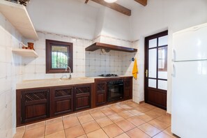 Fridge, microwave, oven, stovetop - Villas2meet Son Rapinya Porto Cristo (Manacor)
