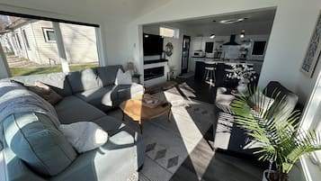 Smart TV, fireplace