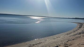 Sur la plage, chaise longue
