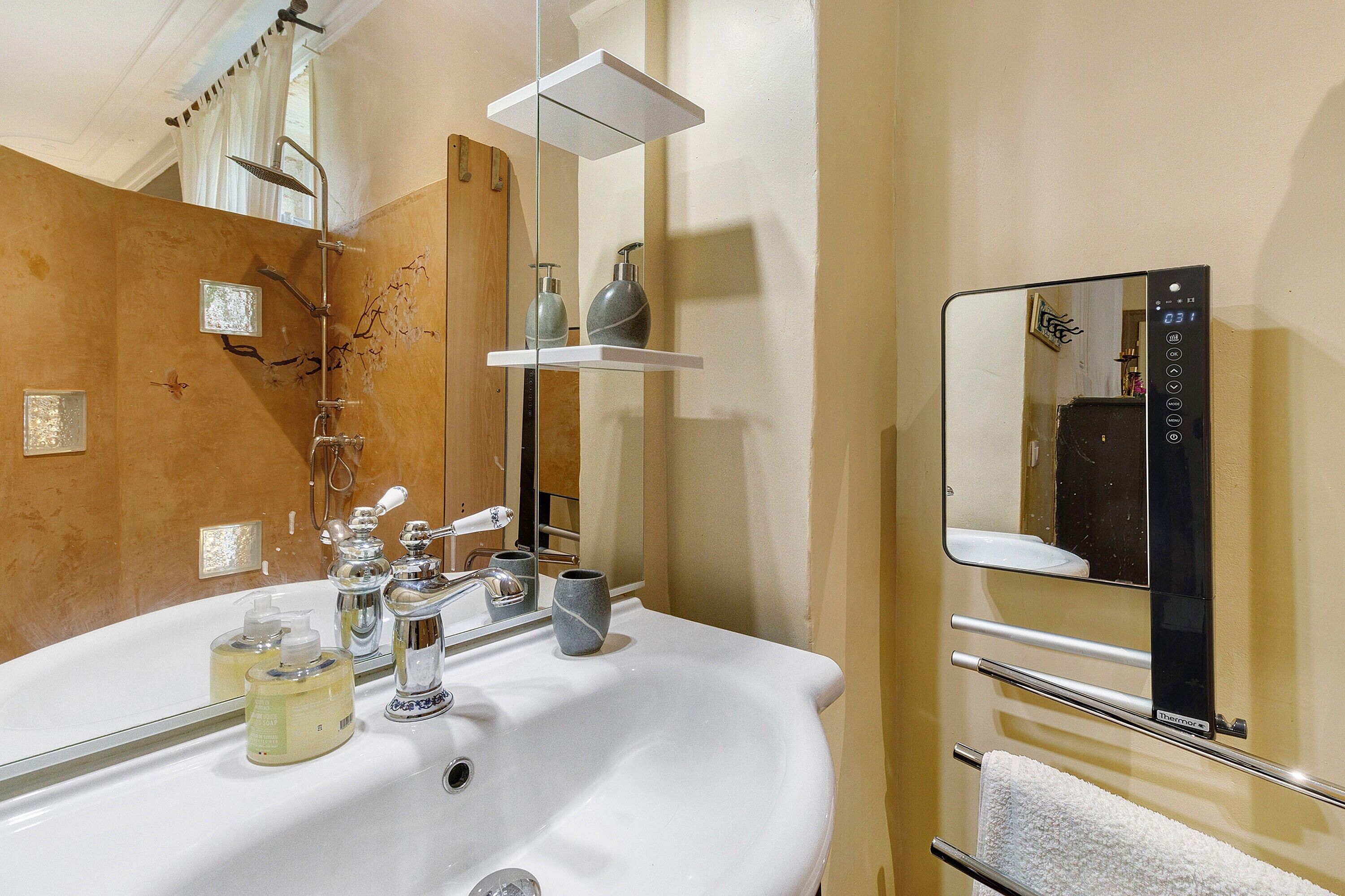 Douche, sèche-cheveux, serviettes fournies