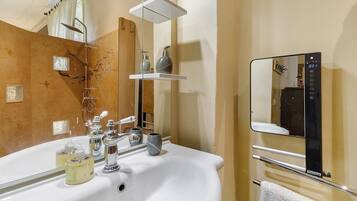 Douche, sèche-cheveux, serviettes fournies