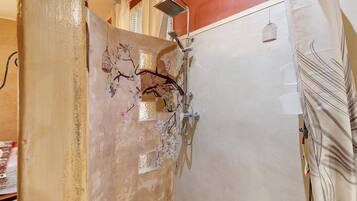 Een douche, een haardroger, handdoeken