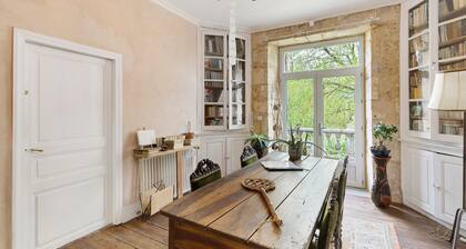 Chambre d’hôtes « Chambre Rouge » avec terrasse privée, jardin commun et Wi-Fi